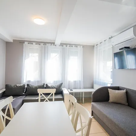 Riviera Apartmanhaz *