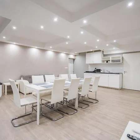 Riviera Apartmanhaz *